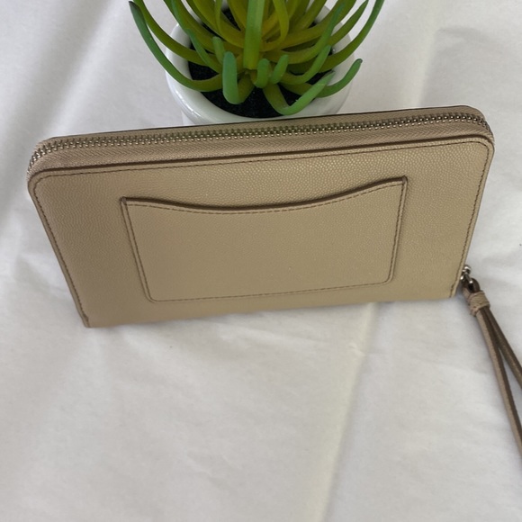 Marc Jacobs Tan Wallet - Picture 2 of 9